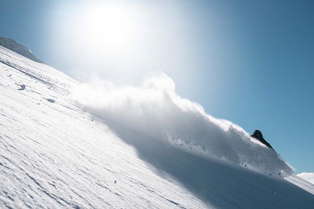 Batten down the hatches, our next snow storm is due to arrive tomorrow and Saturday. If you don’t have a job with a powder clause, you should probably find one. Photo: @mrbollen .
.
.
.
.
#southernlakesheliski #alpinehelinz #heliski #newzealand # skiing … ift.tt/2H9N6ff