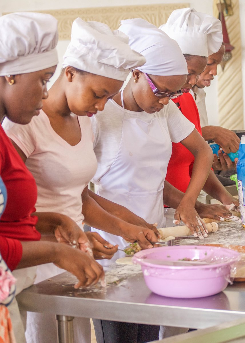 foodsnfoodies's tweet photo. Kenya’s very own Chef Maliha Mohammed from Mombasa is on the journey to beat the current non stop cooking record in the world. She is one of the best chefs in the country and her work is truly remarkable. 
#BringTheRecordHome #InspiredKenya #ChefMaliha #FreshFri #InspiredLiving https://t.co/XjAOKtC6WZ