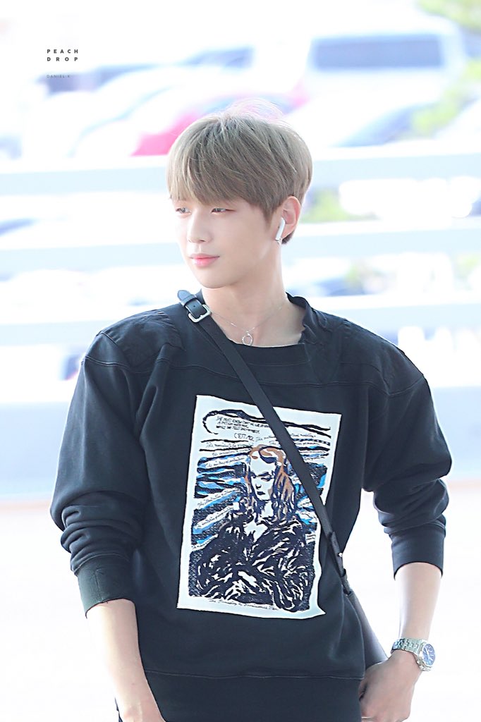 peachdrop1210's tweet photo. 🖤🖤
#강다니엘 #KangDaniel #danielk #color_on_me #뭐해 https://t.co/9r5KdqaLn7