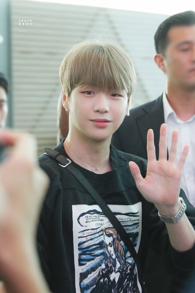 peachdrop1210's tweet photo. 😇😇
#강다니엘 #KangDaniel #danielk #color_on_me #뭐해 https://t.co/njKPgjJYO0