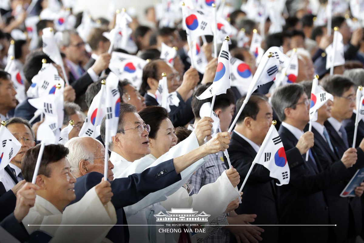 우리는 100년 동안 성찰했고 성숙해졌습니다.
이제 어떤 위기도 이겨낼 수 있을 만큼 자신감을 갖게 되었고
평화와 번영의 한반도를 이루기 위한 국민적 역량이 커졌습니다.
우리는 “아무도 흔들 수 없는 나라”를 만들 수 있습니다.

www1.president.go.kr/articles/6937