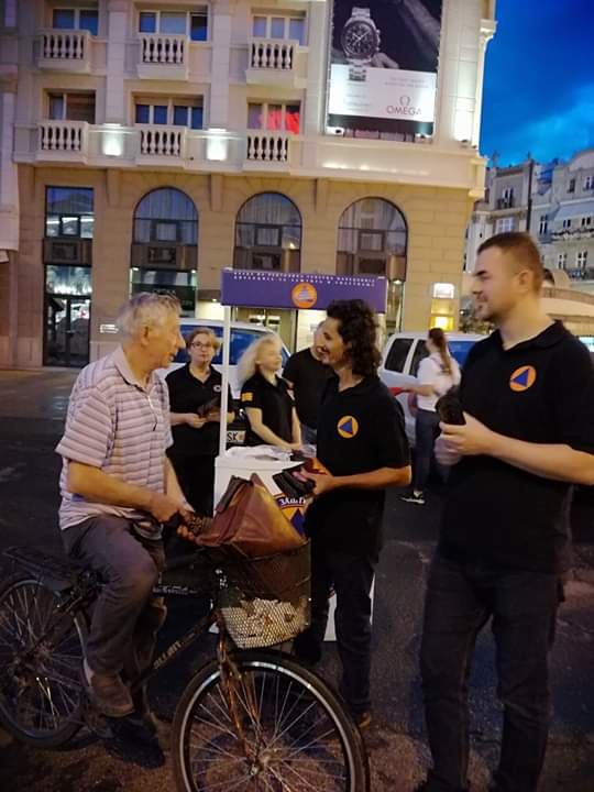 DZSnaRM's tweet photo. На 14.8.2019г.(среда), Кампањата за намалување на ризиците од пожари беше на плоштадот во Скопје. Вработени од ДЗС, делеа едукативни прирачници кои бра подготвени за оваа намена. Со тоа се одбележа крајот на Кампањата за намалување на ризиците од пожари. https://t.co/q41ricyRrM