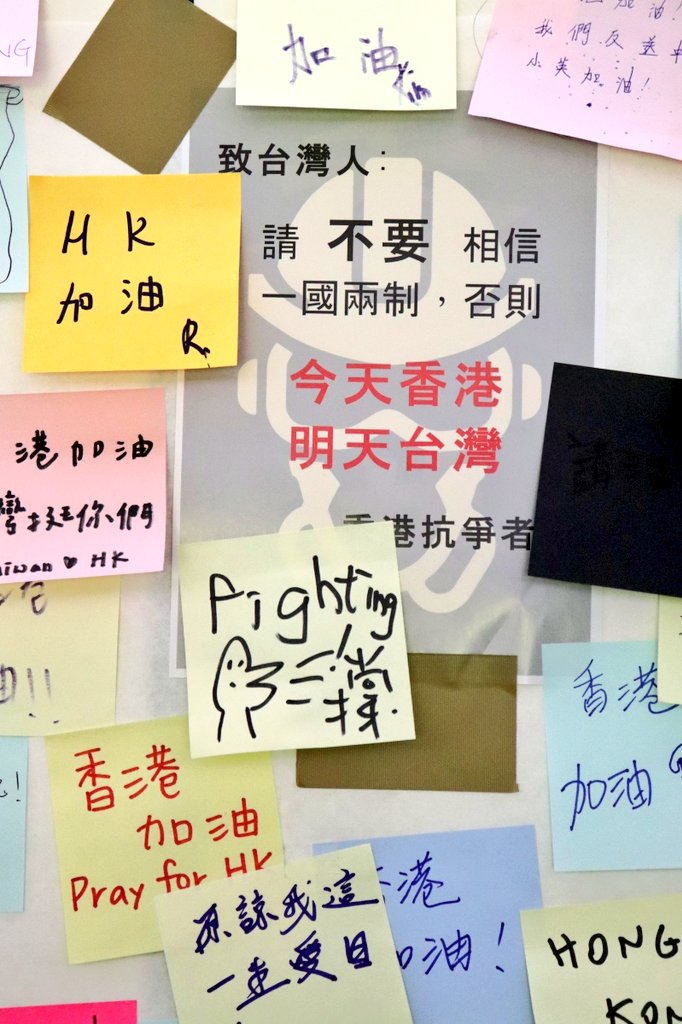 seishubu_N's tweet photo. 台湾大学の目の前、新生南路と羅斯福路が交差する地下道に、香港のデモを支持するレノンウォールができています。「今天香港  明天台湾」の標語が、香港で起きていることは、台湾にとって決して対岸の火事ではないということを強く訴えかけてきます。 https://t.co/KVKzj7wMbD