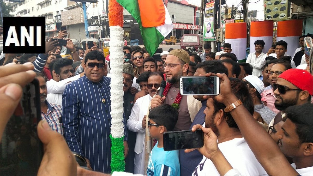ANI's tweet photo. Hyderabad: AIMIM Chief Asaduddin Owaisi unfurls tricolour near Madina Chowk. #IndiaIndependenceDay https://t.co/t8QG3Om3E9