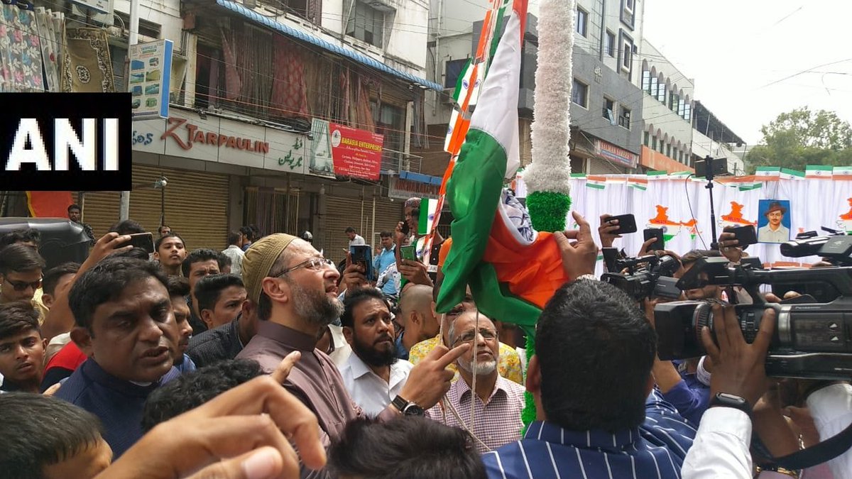 ANI's tweet photo. Hyderabad: AIMIM Chief Asaduddin Owaisi unfurls tricolour near Madina Chowk. #IndiaIndependenceDay https://t.co/t8QG3Om3E9