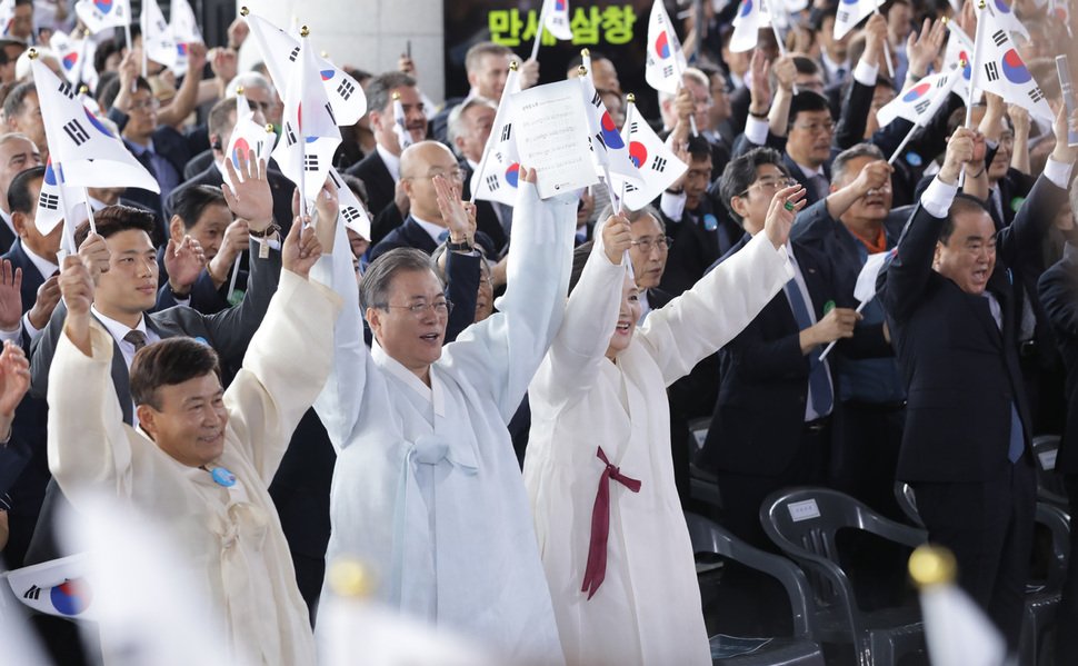 hanitweet's tweet photo. [포토] 윤봉길 의사의 사형틀 살펴보는 문 대통령
https://t.co/DmgPJ1qBcB https://t.co/2Do0hzpn00