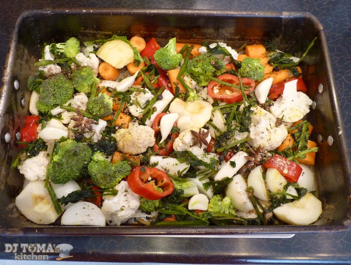 DJToma1's tweet photo. π π π π₯¦ π₯ π₯ #Chicken thighs on #vegetable bed
π· #recipe #photo #photography
π½ #kitchen #tomakitchen #food #bake
πͺ #baking #cooking #dinner #meat
π¨βπ³ #gastronomy #cook #chef #culinary https://t.co/UJ1WBBlkyU