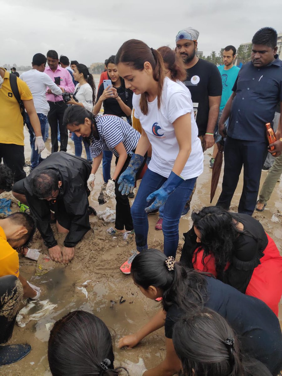 “Across the country, the frequency of droughts and floods is increasing. We don’t have the luxury to just sit around. Unless consumers hold companies responsible, nothing is going to change," says <a href="/deespeak/">Dia Mirza</a>. 

📸Mumbai's Juhu beach clean-up on 15th August 2019 - <a href="/IndiaOceans/">India For Its Oceans</a>