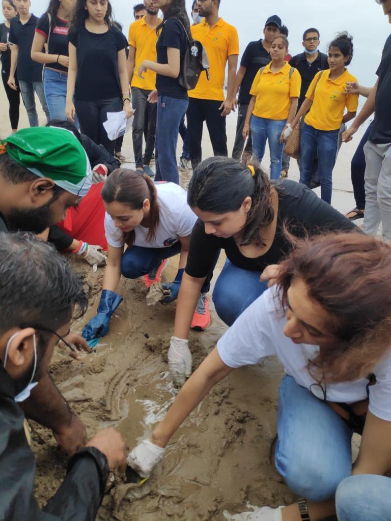 weatherindia's tweet photo. “Across the country, the frequency of droughts and floods is increasing. We don’t have the luxury to just sit around. Unless consumers hold companies responsible, nothing is going to change," says @deespeak. 

📸Mumbai's Juhu beach clean-up on 15th August 2019 - @IndiaOceans https://t.co/YrZIpnP2Op