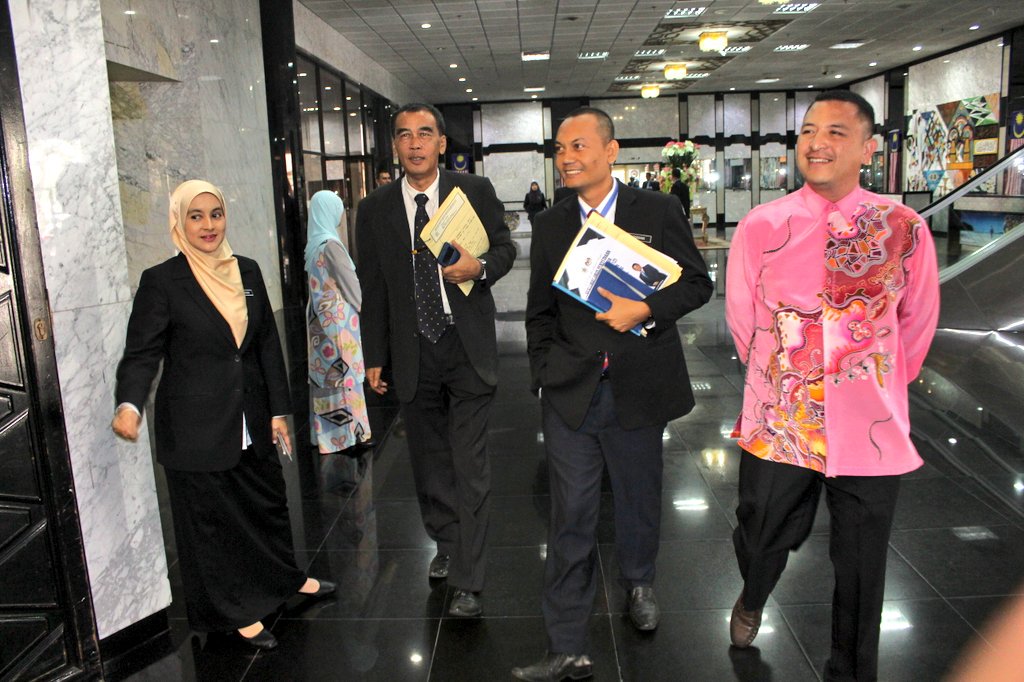 JKRTerengganu's tweet photo. TPKRT(P) Ir.Yusuf bin Ghani @yusufghani200 menghadiri Sesi Libat Urus Penyediaan RMKE-12 &amp; Mjls Silaturrahim Bersama Penjawat Awam Negeri &amp; Persekutuan N.Trg oleh YAB MB Trg Dato' Seri @DrAhmadSamsuri bersama YB Menteri Hal Ehwal Ekonomi Dato' Seri Mohamed @AzminAli
@kpkrjkr https://t.co/wCJSf4iZ13