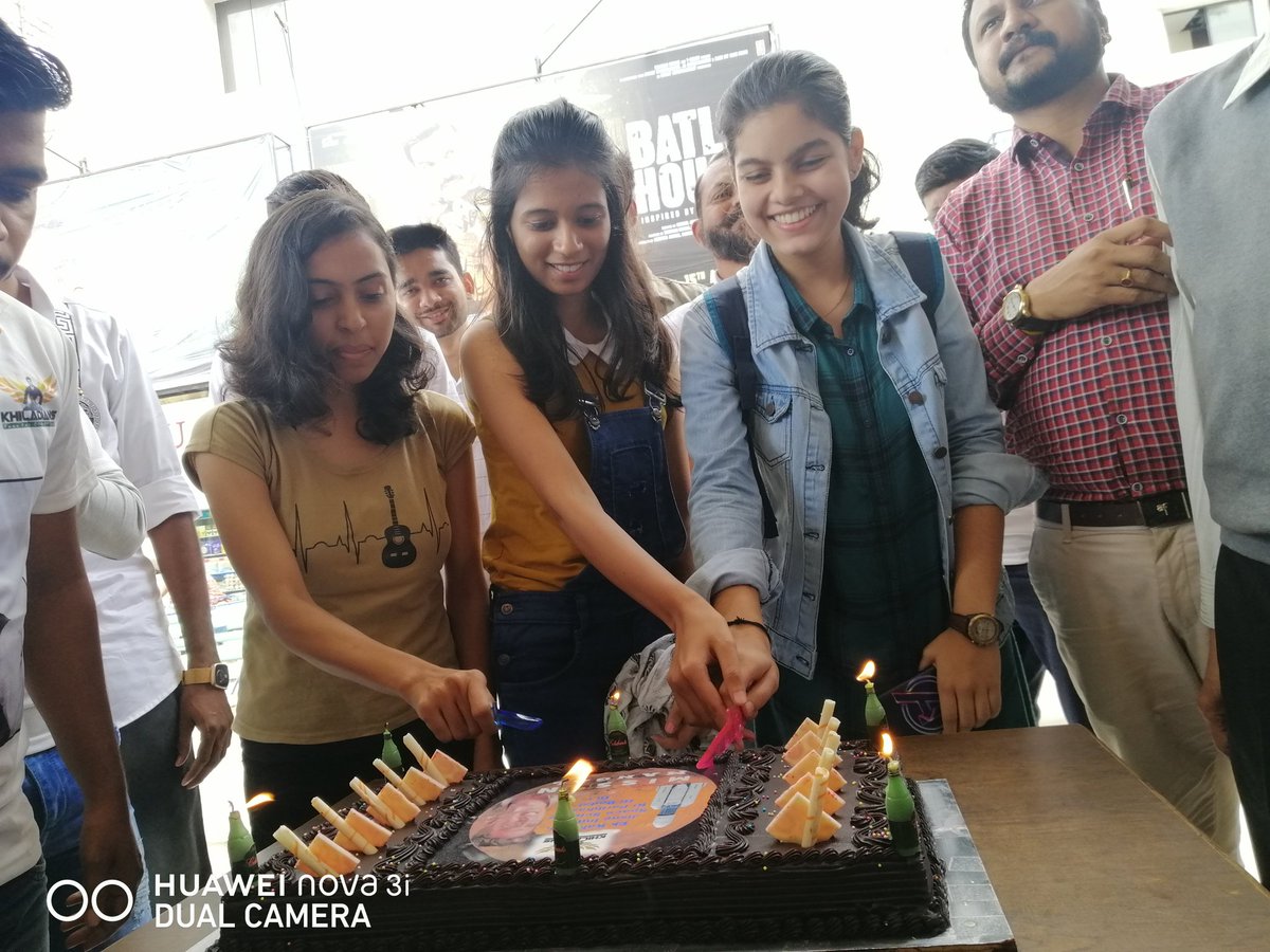Khiladians_Pune's tweet photo. Celebrated Independence day with #MissionMangal encouraging women empowerment. Just flawless.. Go watch it
@akshaykumar @foxstarhindi
@ndtv @ZeeNews @ABPNews @republic @timesofindia @PuneTimesOnline
@sonakshisinha @vidya_balan @taapsee @IamKirtiKulhari @MenenNithya @Jaganshakti https://t.co/rm1OTE1Jtt