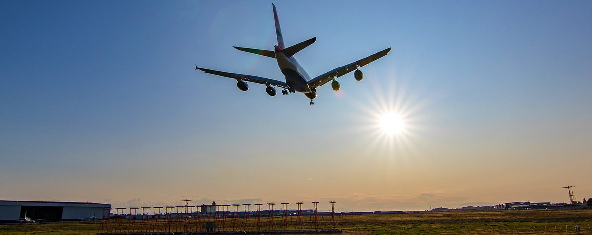 Kent_YVR's tweet photo. Here's a bit of a different look 😉 Short final / short lens for British Airways Airbus A380 arrival @yvrairport from LHR tonight. #yvrspotters #Vancouver #GXLEH #LEHulk https://t.co/5VIpubiPcV