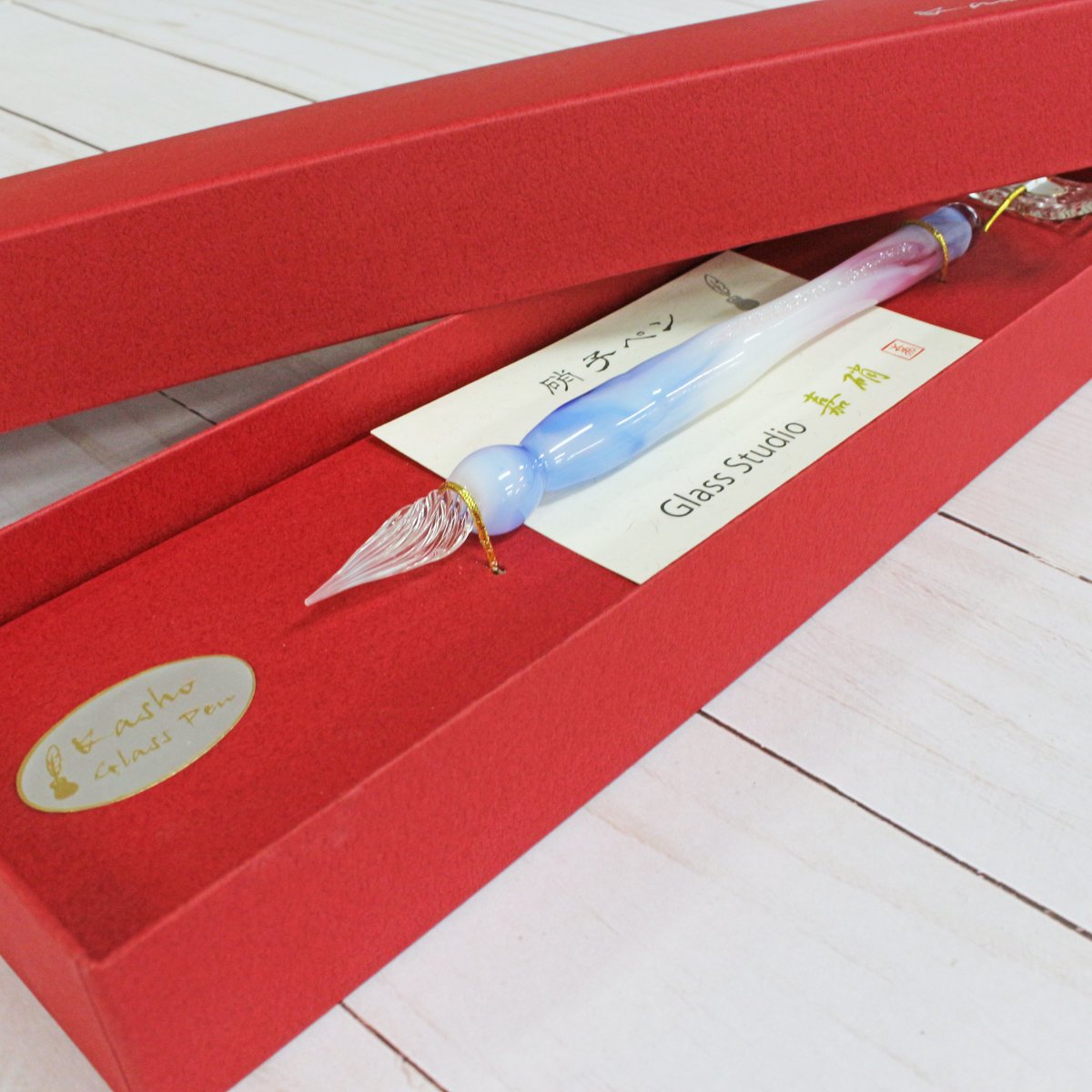 文具女子博 また 福井県のガラス工房 スタジオ嘉硝さんにご協力いただき 美しいガラスペンをご用意いただきました 乳白 水色 桃色 そして透明のガラスに包まれた輝く偏光ラメ 新色のネモフィラブルー 人気色の渡良瀬ミントなど 柔らかな色味のインク