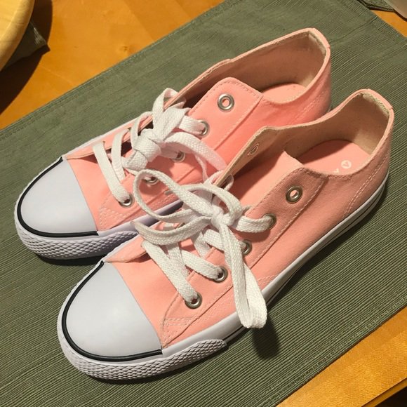 TurnageKat's tweet photo. So good I had to share! Check out all the items I'm loving on @Poshmarkapp #poshmark #fashion #style #shopmycloset #ingirl #airwalk #michaelkors: https://t.co/ij3qN97ndT https://t.co/Rg90KlNqlQ
