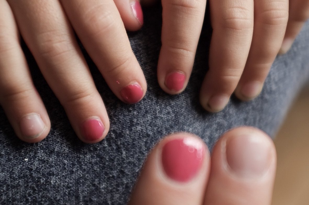 jessepaints's tweet photo. Elke dag opnieuw.
Mooi maken, aldus 3 jarige meneer.
Voor iedereen.
Hier begint het. Kleine dingen.
#vingerverf #nagellak π β€οΈπͺ https://t.co/JcTLsSpovj