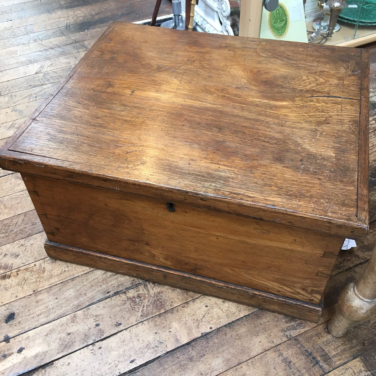 TRAACantiques's tweet photo. This is a beautiful Military style oak box circa 1920. You can find this on Page Antiques’ Unit. Why not come and check out all these beautiful items and more today. #military #oak #box #circa1920 #decorative #home #homedecor #interiordesign #antiques #collectables #bakewell https://t.co/FBmC2Ldyec