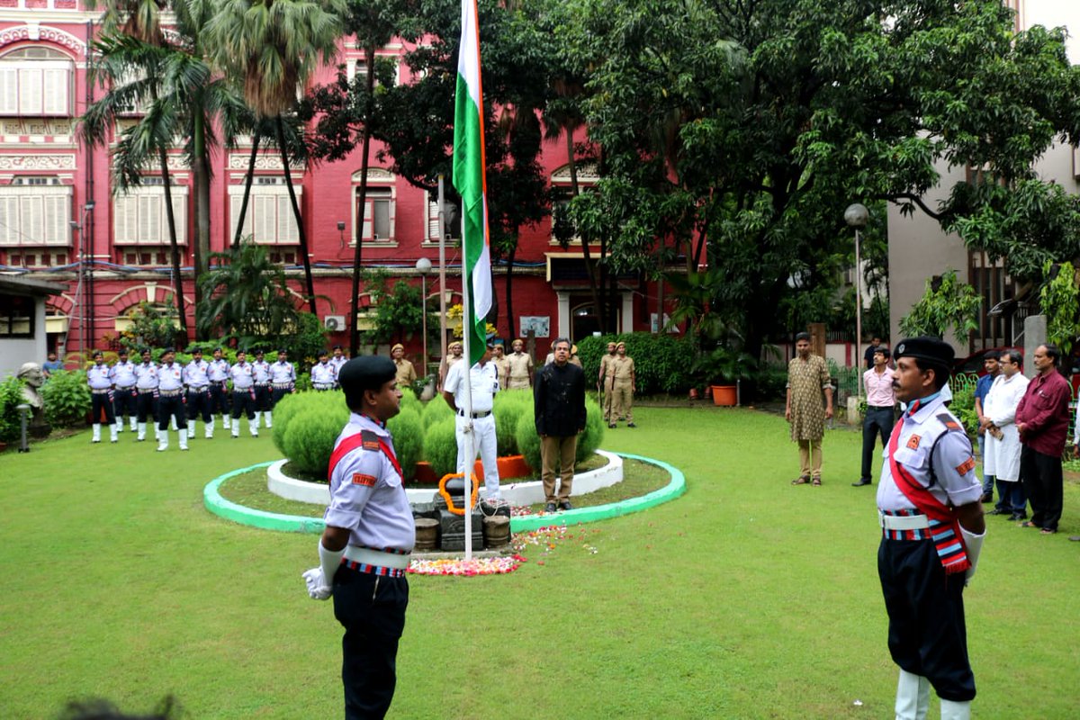KolIndian's tweet photo. Director and Staff members of Indian Museum Kolkata celebrated 
the 73rd Independence Day .On this occasion Professor Somnath Mukharrjee, Honourable Member of Board of Trustees Indian Museum was the Chief guest. Director hoisted the national flag and addressed the gathering. https://t.co/VYaMxGbsJa