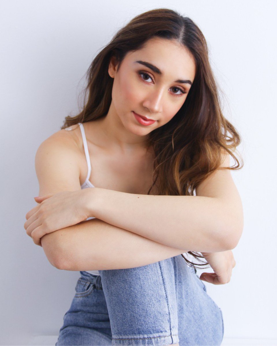 byscosmetics_ph's tweet photo. Casual can be just as fashionable as a full glam. Like @lauraanika, you can easily add radiance to a simple look with a single swipe of the BYS Luxe Lips in Idolise. #BYSLuxeLipsTrials #BeYourOwnExpert #ReignWithPride #Lipstick #Cosmetics #Makeup #BYSCosmetics  #LauraBarber https://t.co/9SdnSgy3rj