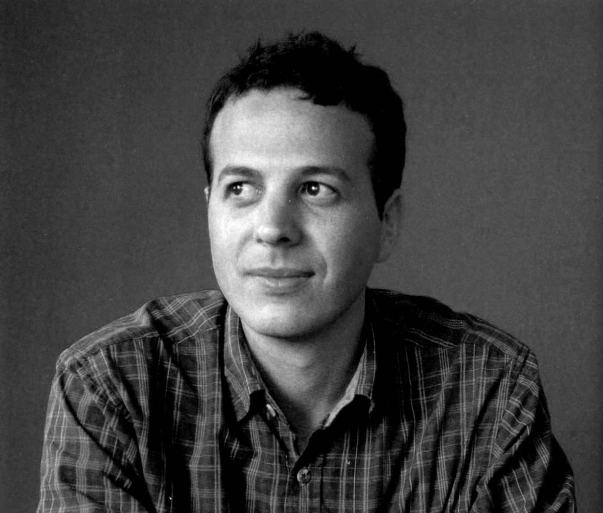 LaCinetek's tweet photo. [LISTE DU MOIS] Amat Escalante dresse dans ses films le portrait d’une société mexicaine gouvernée par la violence. 
Il nous livre aujourd'hui la liste des films qui ont forgé sa cinéphilie, des univers parfois âpres où règne une certaine brutalité. > https://t.co/Try7HczdXk https://t.co/n9Nt9VxuxC