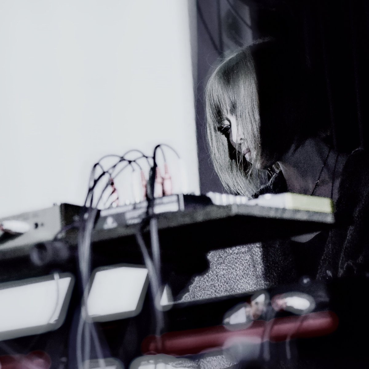 UROROS_NET's tweet image. pisica、初アルバム『 #1 』リリース。IDM、industrial、techno、noiseなどを混じえたドープで華やかな世界をパッケージ - uroros.net/newrelease/988…