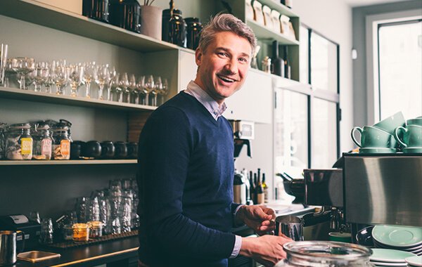 "Ik heb het altijd leuk gevonden om het mensen naar de zin te maken en dat doe je het beste door ze zich thuis te laten voelen." Oprichter Wobbe van Zoelen over idealisme, ondernemerschap en het succes van coffee &amp; sandwich café <a href="/annemaxcoffee/">Anne&Max</a> bit.ly/2OURFjX #annemax