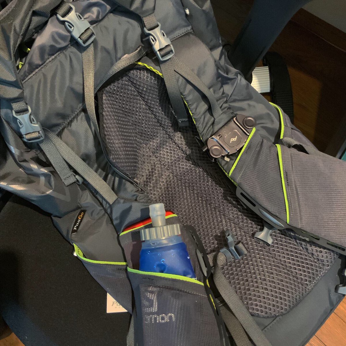 nkitani's tweet photo. 新しい30Lザック、ショルダーベルトの幅が広いのでPEAK DESIGNのCaptureは使えないかと思ってたけどギリギリ使えた。iPhone 7 Plusもそのまま収納できるし、ソフトフラスクもカメラじゃない側には使えるし、バッチリじゃん!#バックパック #paagoworks #rush30 #peakdesign #lumixgx8 #fastpacking https://t.co/QB3aYma44V