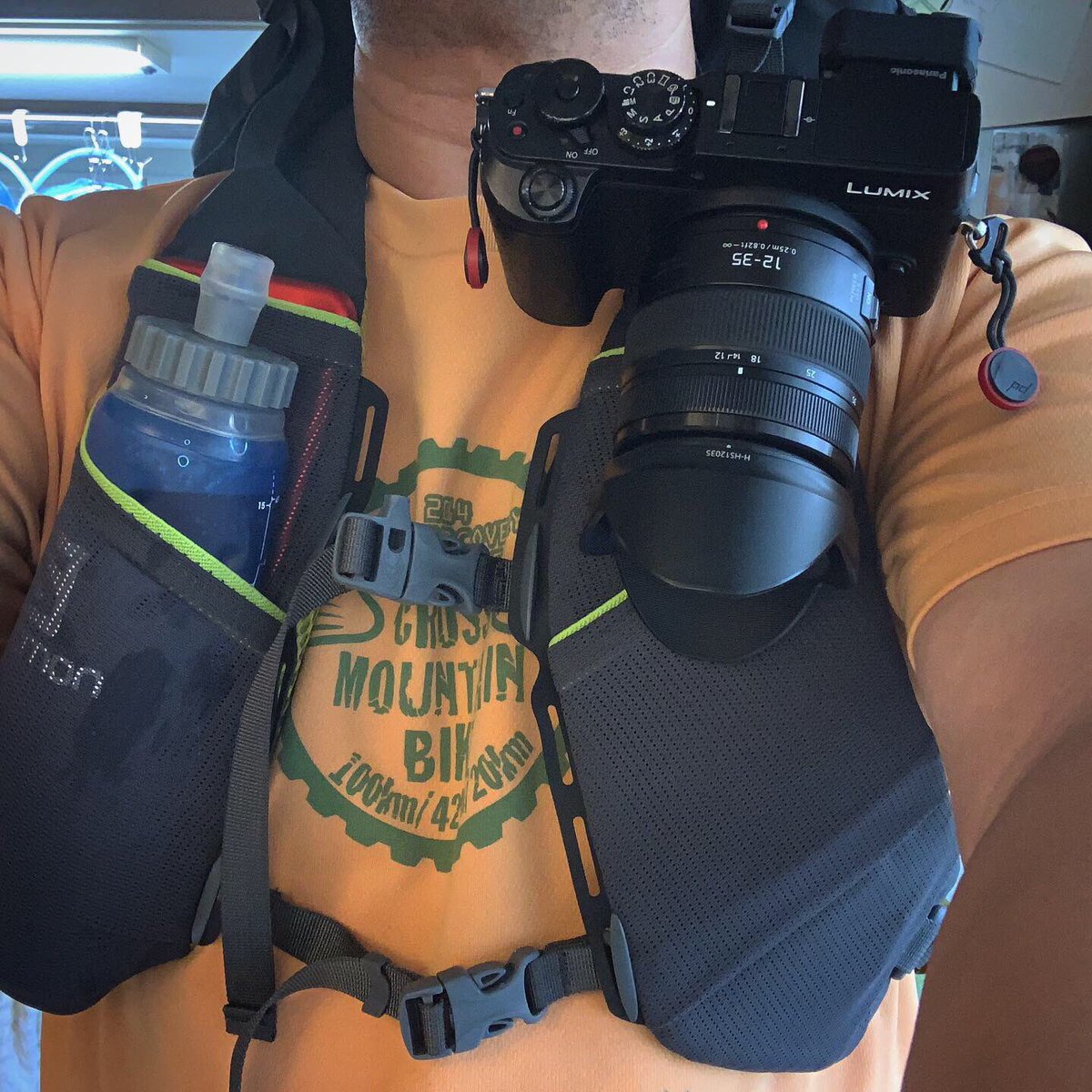 nkitani's tweet photo. 新しい30Lザック、ショルダーベルトの幅が広いのでPEAK DESIGNのCaptureは使えないかと思ってたけどギリギリ使えた。iPhone 7 Plusもそのまま収納できるし、ソフトフラスクもカメラじゃない側には使えるし、バッチリじゃん!#バックパック #paagoworks #rush30 #peakdesign #lumixgx8 #fastpacking https://t.co/QB3aYma44V