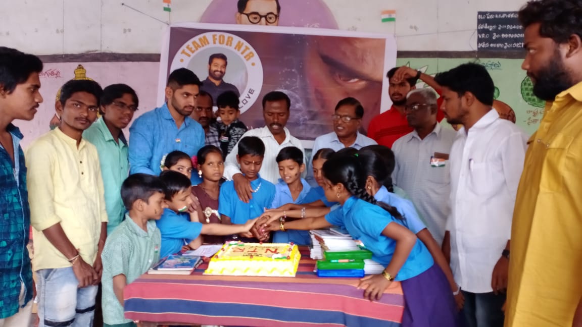 GodOfMass_NTR's tweet photo. @TeamForNTRAdoni Celebrated Their Independence Day With Childern 😍
Great Work Fans 🎉🙏
#HappyIndependenceDay
#IndependenceDayIndia
#TeamforNTR
#NTR #JrNTR
#12YearsOfBBYamadonga
#1YearForASVRTeaser
@TrendsNTR @TeamTarakTrust https://t.co/MHBQ2pojrR https://t.co/ImZaO28lLQ
