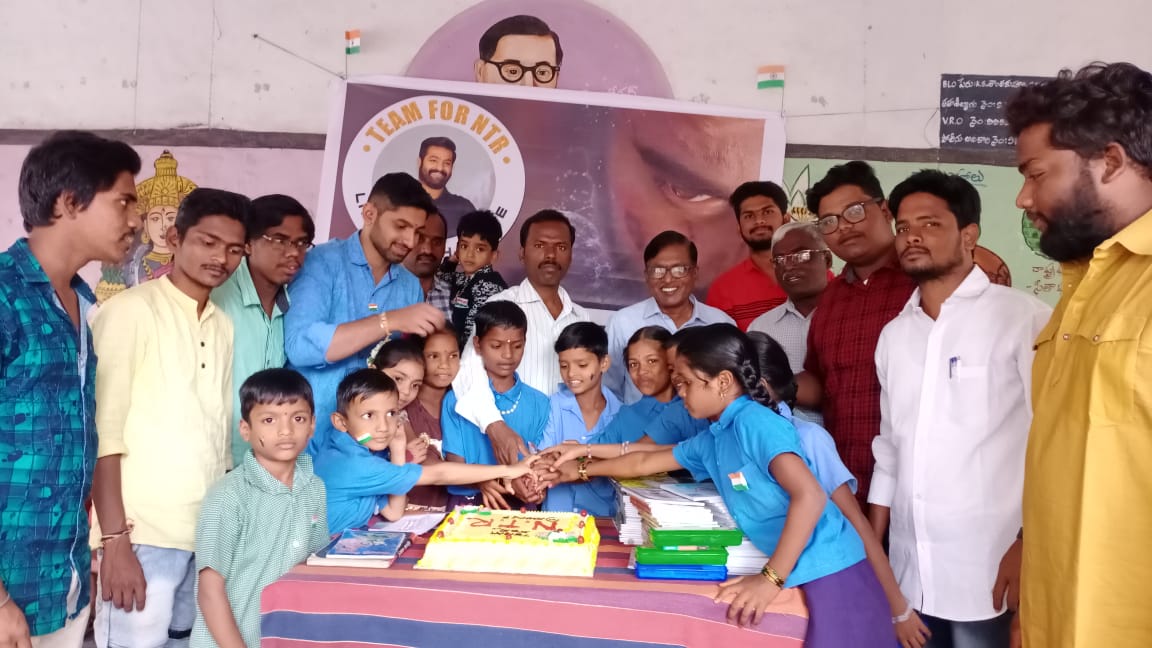 BharathTarak99's tweet photo. @TeamForNTR Celebrated Their Independence Day With Childern 😍
Great Work Fans 🎉🙏
#HappyIndependenceDay
#IndependenceDayIndia
#TeamforNTR
#NTR #JrNTR
#12YearsOfBBYamadonga
#1YearForASVRTeaser
#1YearForMassASVRTeaser 🔥
@tauseef_NTR @Hariramhere @VijayTarak5 @TrendsNTR https://t.co/vzdNXUJeA1