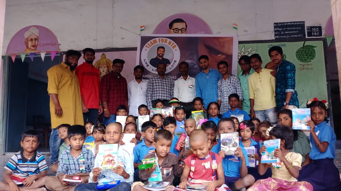 BharathTarak99's tweet photo. @TeamForNTR Celebrated Their Independence Day With Childern 😍
Great Work Fans 🎉🙏
#HappyIndependenceDay
#IndependenceDayIndia
#TeamforNTR
#NTR #JrNTR
#12YearsOfBBYamadonga
#1YearForASVRTeaser
#1YearForMassASVRTeaser 🔥
@tauseef_NTR @Hariramhere @VijayTarak5 @TrendsNTR https://t.co/vzdNXUJeA1