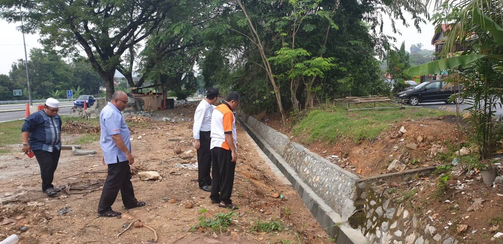 zarabizan's tweet photo. Lawatan pemantauan kerja bersama YB Dun Sg Ramal @MazwanJohar ke tapak projek pembaikan longkang di Jalan Persiaran Pekeliling, Bandar Baru Bangi @kpkrjkr @Zulakmal8 @JKRMalaysia @JKRSelangor @MOWorks @SelangorGov @Arif82JKR #JDJKR https://t.co/D5Ei1Qtisp