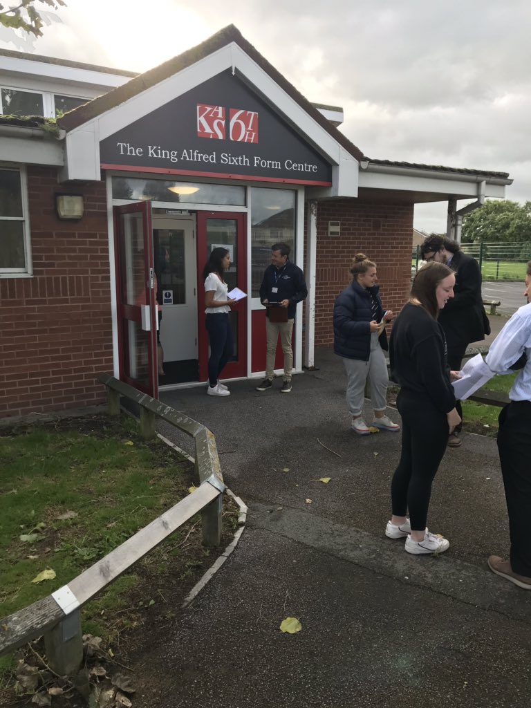 danmilford72's tweet photo. TKASA Sixth formers receiving their A-Level results this morning #happyfaces @KAS6thForm @KingAlfs https://t.co/qXukWOGOeE