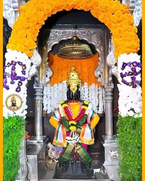 TempleConnect_'s tweet photo. Today's Darshan of Shri #LordVitthala and #GoddessRukmini devi @ Shri Kshetra Vithal Rukmini Devasthan, #Pandharpur, #Maharashtra 🙏
|| Jai Jai #Pandurang hari ||
#TempleConnect #VitthalRukmini #LordKrishna #IndependenceDayIndia #IndependenceDay2019 #Hinduism https://t.co/flFlA74gyk