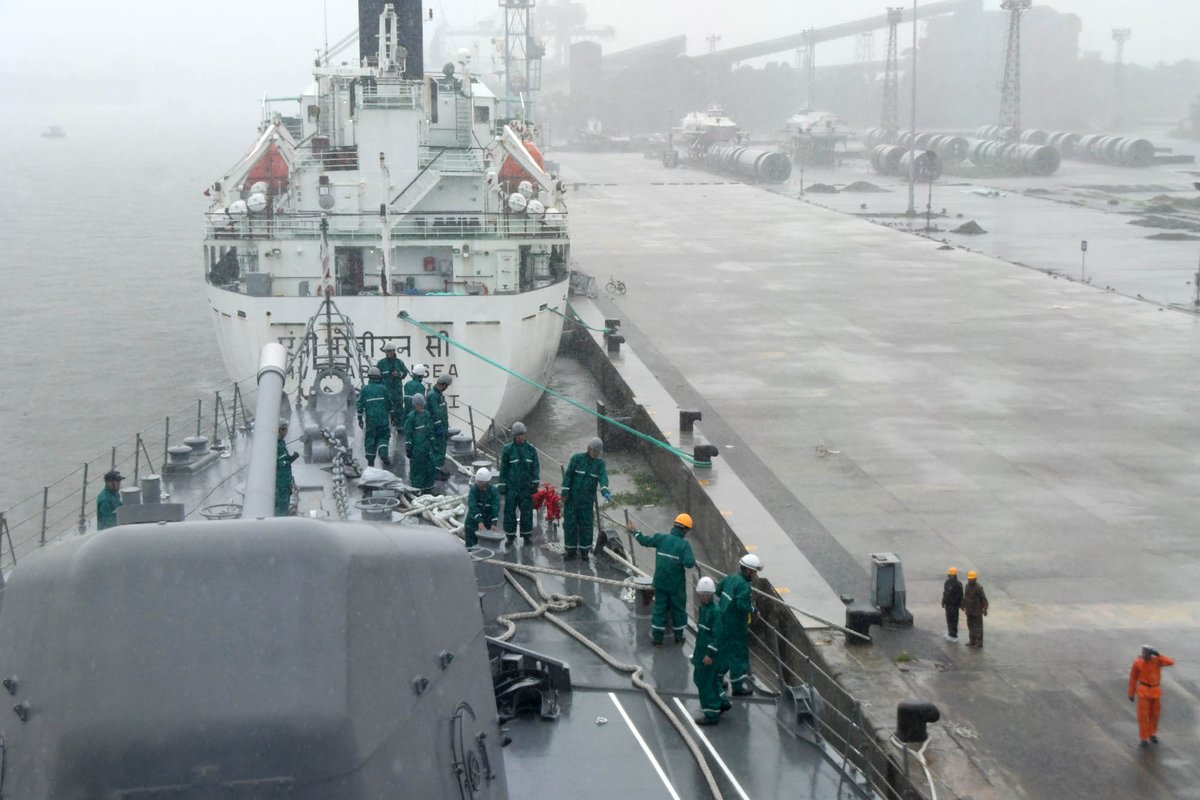 JMSDF_PAO's tweet photo. 8月13日～14日までの間、派遣海賊対処行動水上部隊（第34次隊）の護衛艦「さざなみ」は、コチ港（インド）に入港しました。入港中、「さざなみ」は、インド海軍インド南部コマンド司令官への表敬及び施設研修などの親善行事を行い、インド海軍との相互理解の深化を図りました。🇯🇵🇮🇳 https://t.co/by51e8T5NF