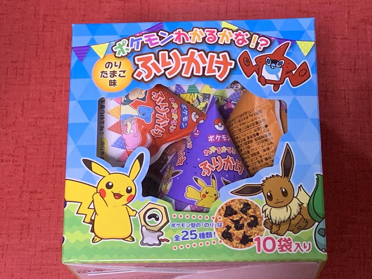 隼レイカ ポケモンセンターオリジナル商品 のりたまご味のふりかけ １０袋入りで三角すいのパッケージは全８種 ポケモン型の のり は全２５種 ピカチュウのオスメスの違いやフェイスバージョンなど色々な種類ののりが入って居るようだ モクローも今