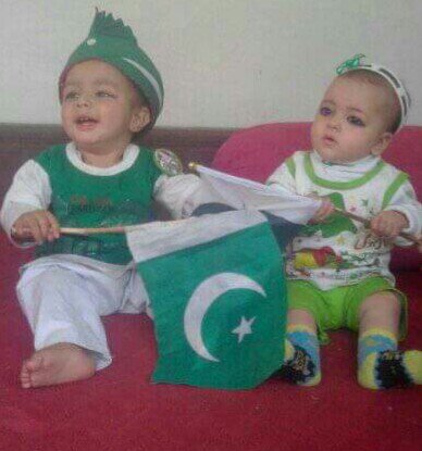 emzedzed's tweet photo. Pakistani moms do not only nurse their babies for making them get physically strong but they sing patriotic berceuses for them too, and the sound is imprinted on the babies' minds. 
#Ashmaas and #Koyil began being patriot. 
🍻🍻🍻😍😍😍😍 https://t.co/KQCr4DRxb5