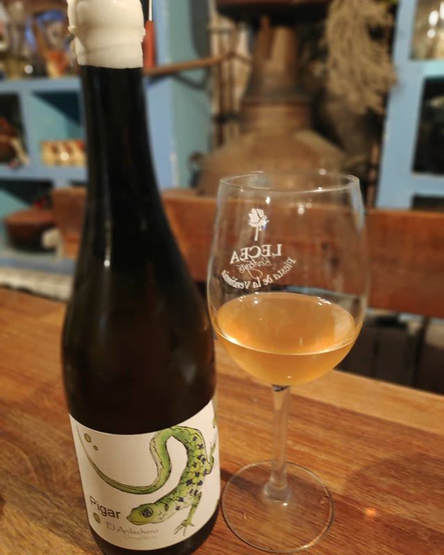 miniservers's tweet photo. El ardachero de @bodegaspigar . Este chardonnay es uno de los dos orange wines que elabora la casa, de viñas viejas del paraje Casa Alarcón de menos de 2 kg por cepa de producción conducidas en Guyot arqueado 12 años. Se elabora con una maceración de 18 … https://t.co/6xit7MmEwH https://t.co/e6GODwOTHL