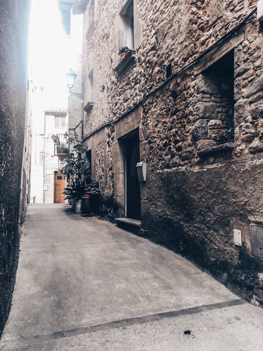 KeaSpain's tweet image. Me encanta ver gente que mantiene el verdadero encanto #casas #rusticas #no #es la de #PabloIglesias #piedra #Historia #colores #loveespaña