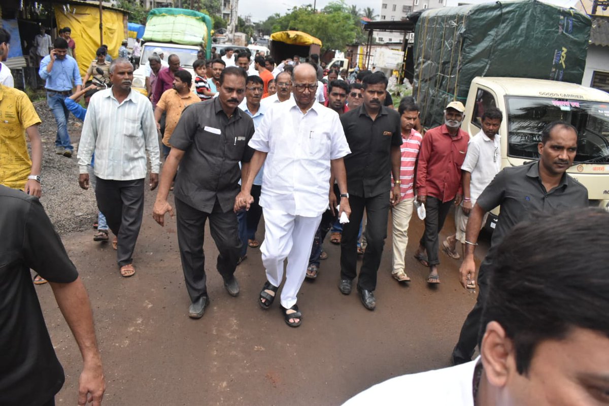 PawarSpeaks's tweet photo. कोल्हापूर येथील बापट कॅम्पमध्ये संत गोरा कुंभार वसाहतीत पूरग्रस्त झालेल्या समाजाला भेट दिली. याठिकाणी गणपती कारखाने मोठ्या प्रमाणात असून त्यांचेही नुकसान झाले आहे. आपद्ग्रस्तांच्या मागण्या प्रशासनाकडे तातडीने पोहचवण्याचे आश्वासन दिले. https://t.co/HNl8eZUVLt