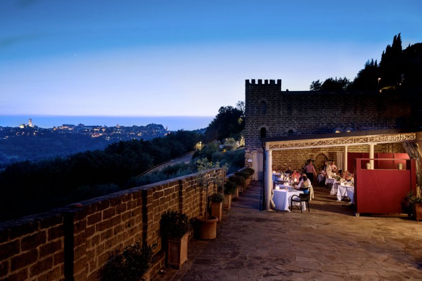 paolopicone70's tweet photo. #Gusto Notti stellate d’agosto tra i sapori gourmet del Gradale al Castello di Monterone https://t.co/ynOdmHFgAA https://t.co/34MnXeE3me