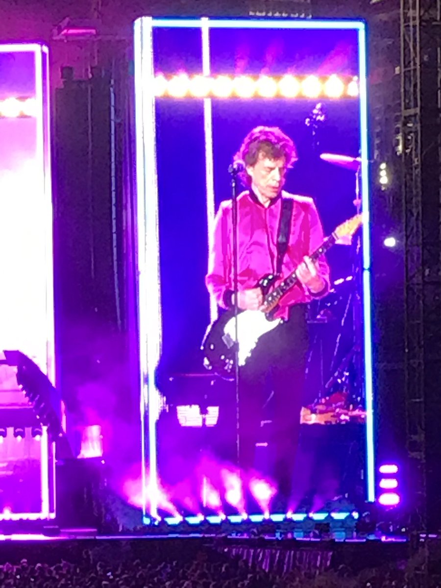 lisa_hillmann's tweet photo. Hope everyone caught @MickJagger sporting some @TMobile #magentainthewild in Seattle tonight. Amazing. Iconic. #BeMagenta #GimmeShelter @RollingStones https://t.co/ugNRFgOpi7