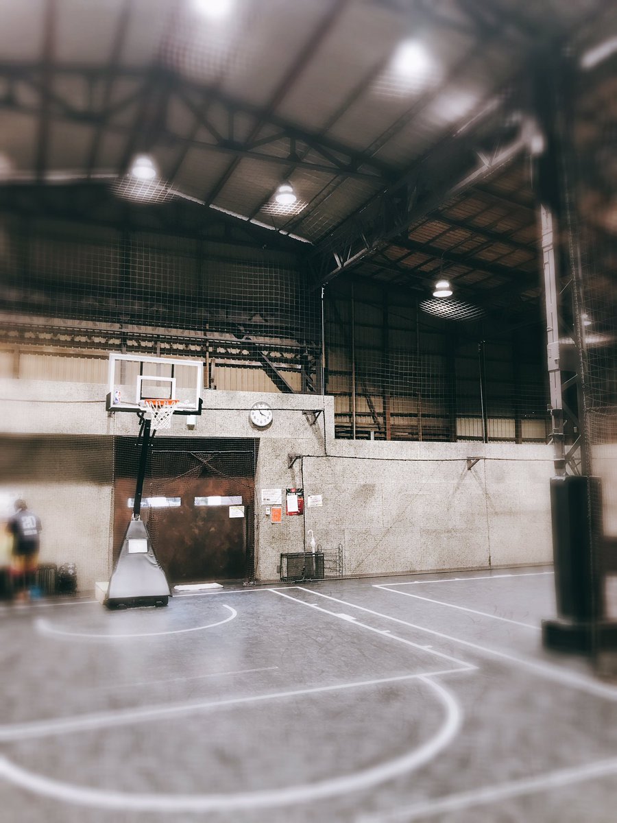 mimo0718's tweet photo. 夏休み5日目。今日はお友達家族と川崎の #unicort
正規のコートじゃないけど、遊びや練習するに良い。冷暖房完備。でシャワルームあり。7人で行って2時間で一人千円ぐらい。良い汗かいたねー。 https://t.co/tm6XSPRPha