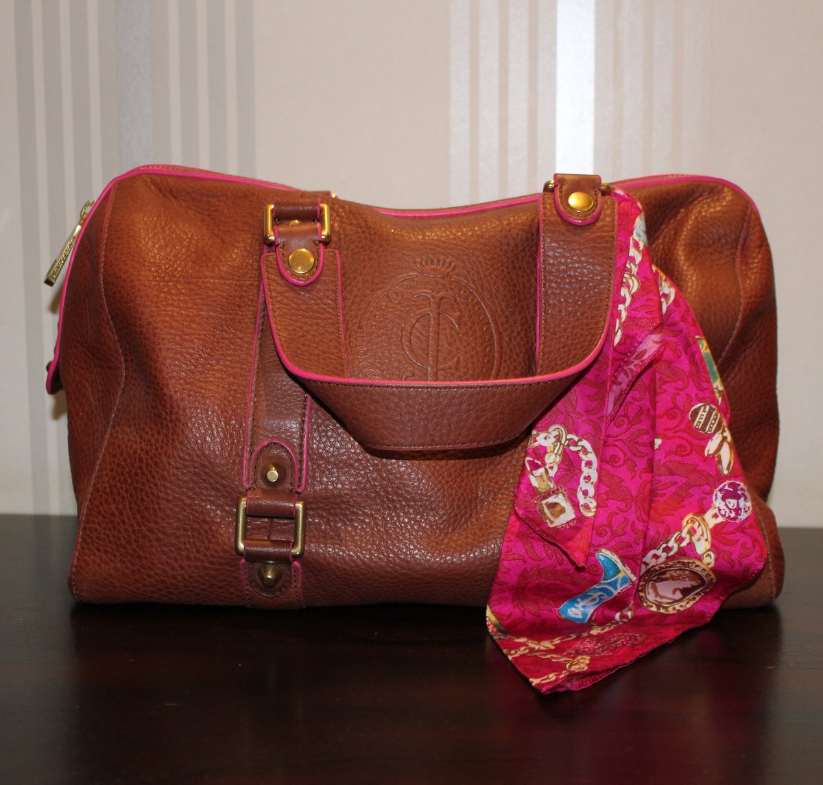 SonalM_closet's tweet photo. Looking for a classy bag loves? Well look no more loves here is a beautiful juicy Couture brown leather bag going for $174 only. Happy shopping my darlings. #juicycouture #shoppingonline #closetsm @Sonalmaherali https://t.co/xoR5vLAYYB
