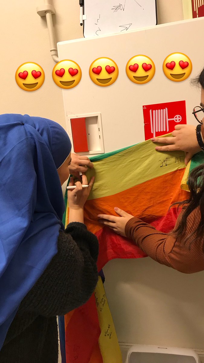 At least I know Iman is kind enough to do it wherever so just ask and if she denies it bc the event makers made her. Just say you don’t have enough money and I’m sure she’ll be happy to sign whatever you want. Here’s a pic of her signing my pride flag. She loved it