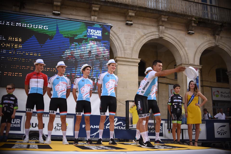 DucalSports's tweet photo. Première étape du #TDAV2019 normalement promise au sprinteur. L'équipe luxembourgeoise est prête.

📸 @Lizzi_cyclist68 / Cassandra Donne https://t.co/ynplFRe588
