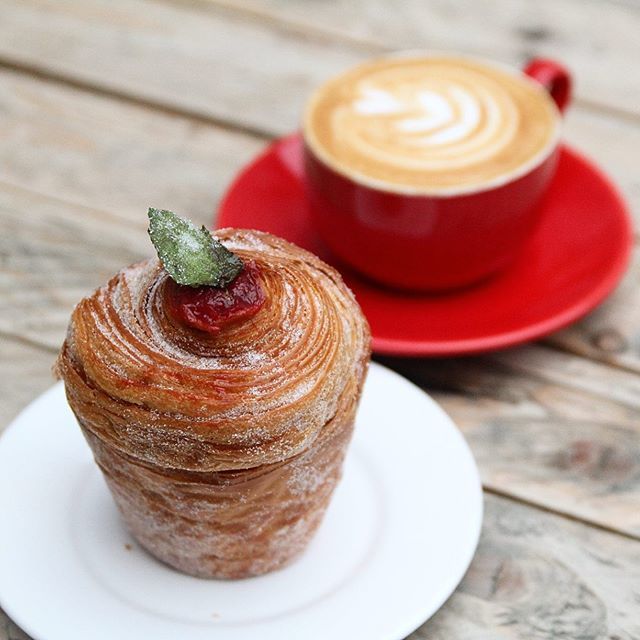These strawberry and mint cruffins went down well yesterday 😋 more out today ready for that breakfast to get you to Friday 💪☺️
.
#cruffin #pastry #latteart #bombompatisserie #strawberrymint #lborofamily