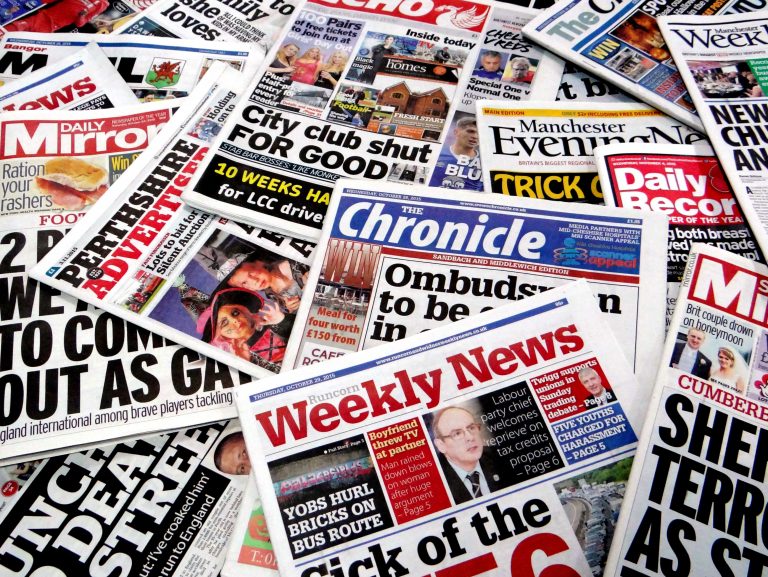 English news read. Стопка английских газет. Английская газета. Newspaper headlines. Заголовки газет на английском.