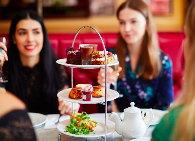 LoveOurWedMag's tweet photo. To celebrate Afternoon Tea Week, we just had to share 5 fabulous ideas for the ultimate afternoon tea hen party from @fizzboxcom... #afternoonteaweek #afternoontea #afternoonteahenparty #henpartyideas #henpartyinspo #henpary #hendo https://t.co/zlyvxUzvSx https://t.co/oIMvVahF59