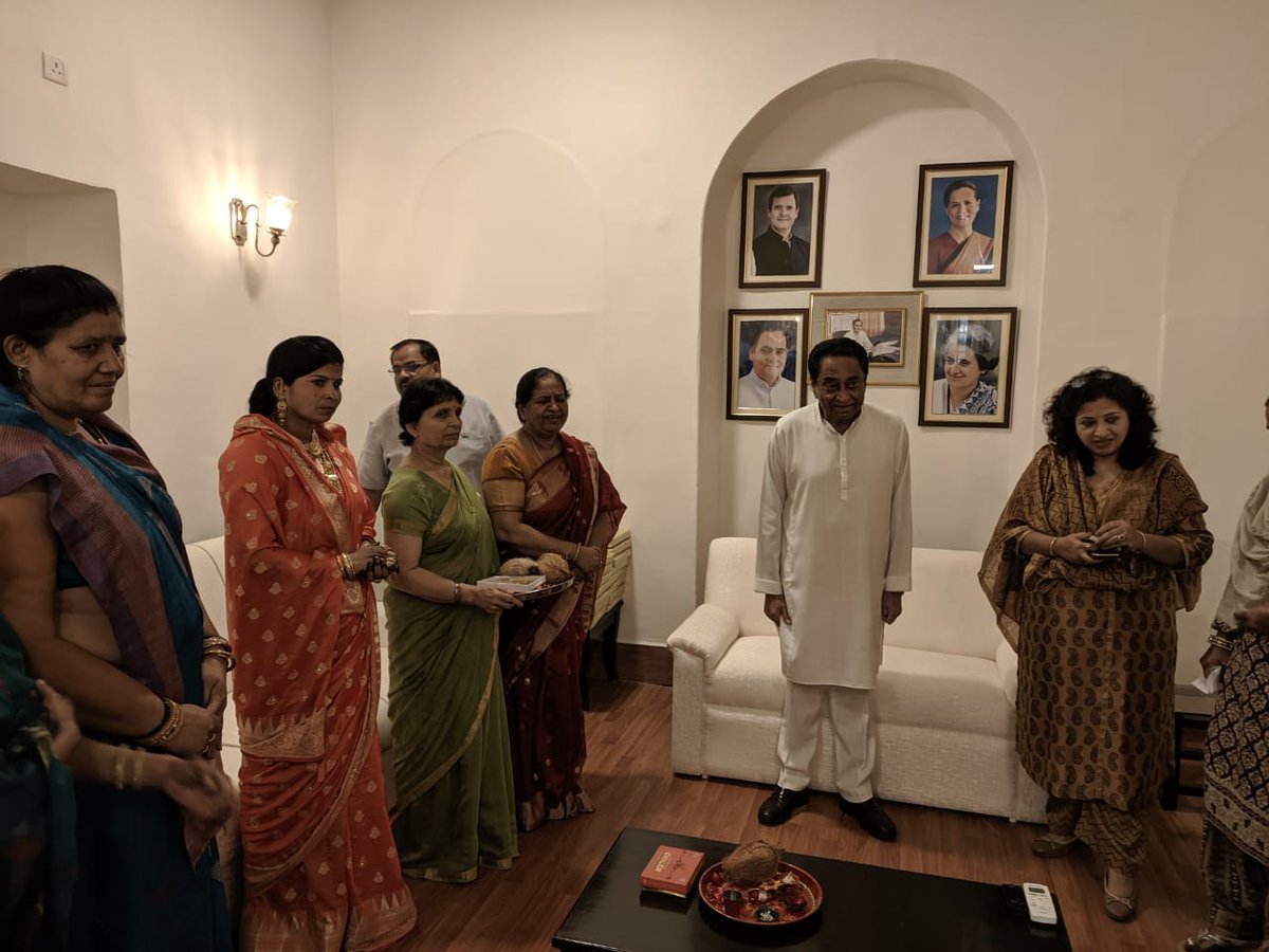 CMMadhyaPradesh's tweet photo. भाई-बहन के बीच अनूठे लगाव का उत्सव रक्षाबंधन के अवसर पर आज मुख्यमंत्री श्री कमल नाथ ने प्रदेशभर से आई बहनों से राखी बंधवाई।

@JansamparkMP https://t.co/gIhRDDiQSl