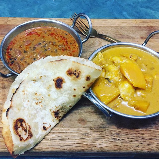 andrewsmithfit's tweet photo. YOU KNOW THE BLOODY NIGHT #currynight Vietnamese chicken curry & lentil curry with roti bread and a gold fork! #youknowthenight #rusticboard #rubymurray 🍛 ✅ https://t.co/lDkfumYGZF https://t.co/5uS3LWMSEi
